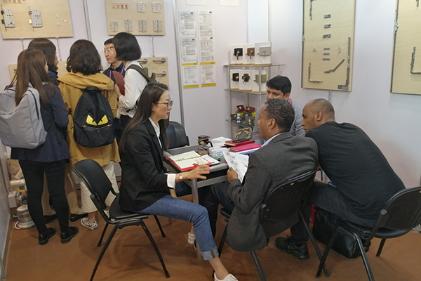 تعاملات المعارض السابقة مع العملاء